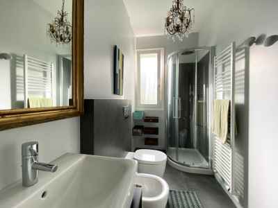 Bathroom with decorative details