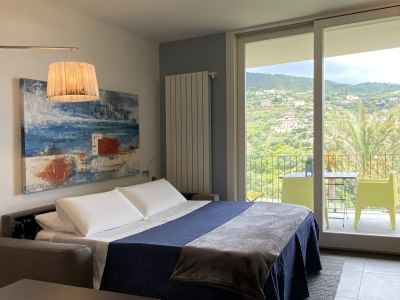 Double bed and contemporary art Pietraverdemare