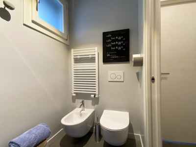 Dettaglio dei decori del bagno