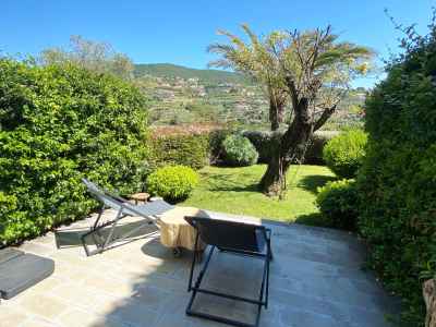 
Terrasse avec chaises table et confortables transats 